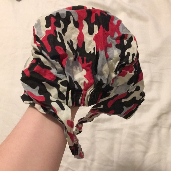 Black and red camo scrub cap - Picture 2 of 3